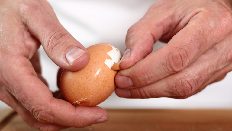 El Sorprendente Truco de Cocina para Pelar Huevos Duros Fácilmente: ¡Pélalos Bajo el Agua!